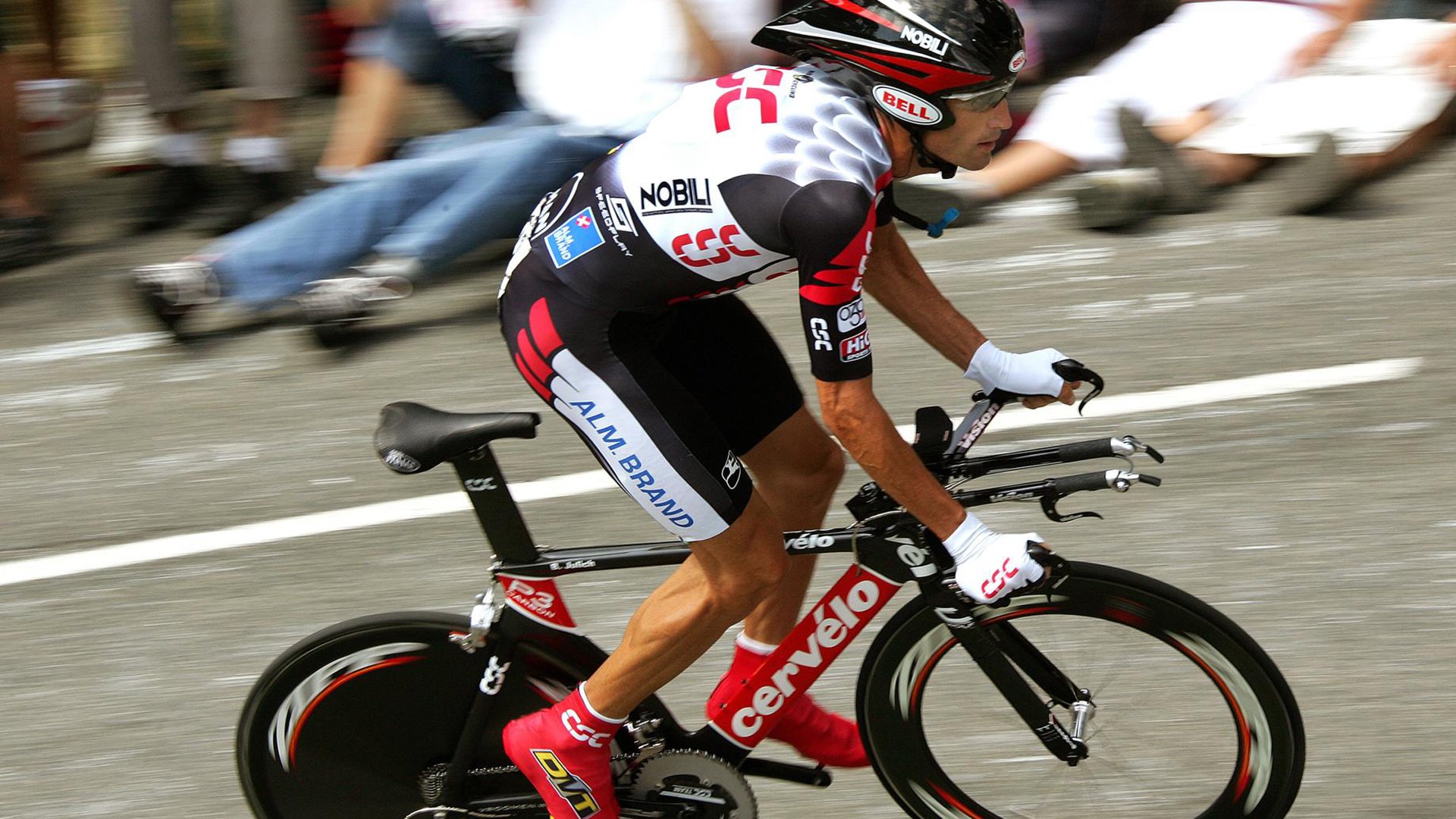 某队球员受伤退出赛场，球迷担心不已，某队员运球时不小心碰到自己的脚